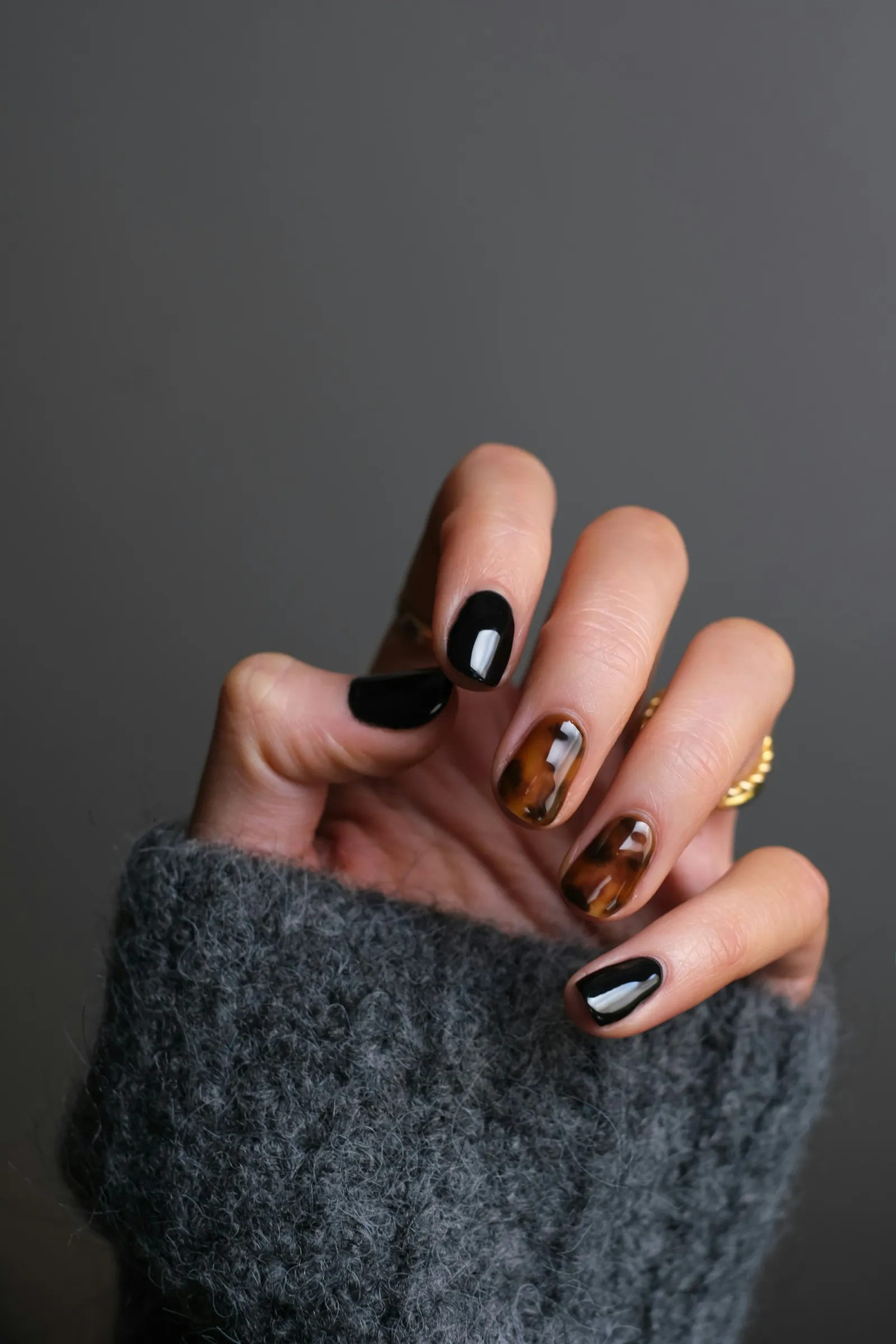 Short nails in shiny black and tortoiseshell