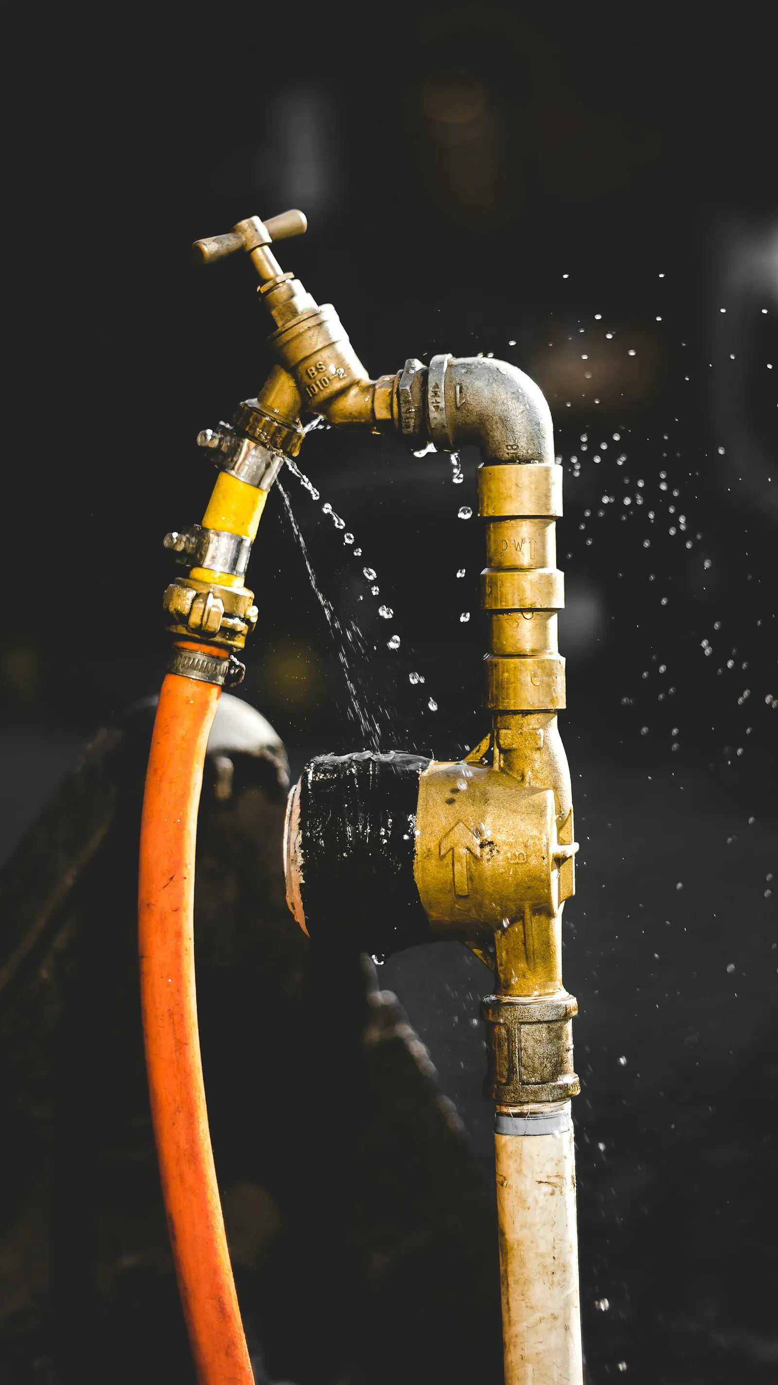Water sprays from a brass pipe fitting